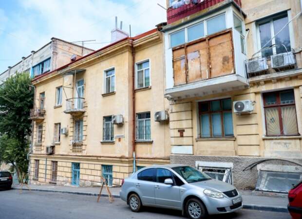В Севастополе продолжается капитальный ремонт кровли домов