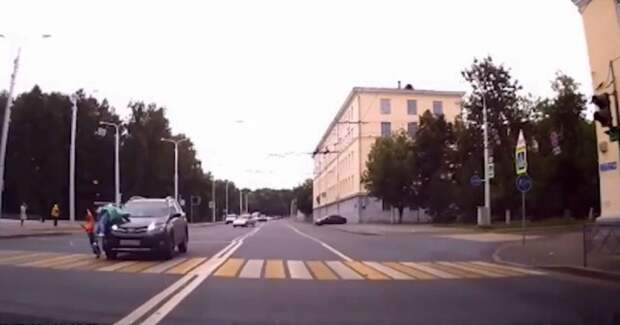 Авария дня. Молодая автомобилистка сбила женщину с маленьким ребенком