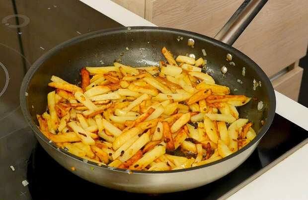 Жареная картошка — это простое в приготовлении блюдо, которое многие начинали готовить еще в подростковом возрасте.-5