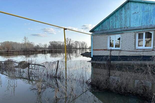 Сообщается о первых жертвах наводнения в Орске: лез на крышу, упал
