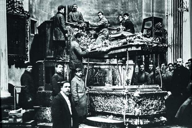 Вскрытие мощей Александра Невского большевиками 12 мая 1922г.