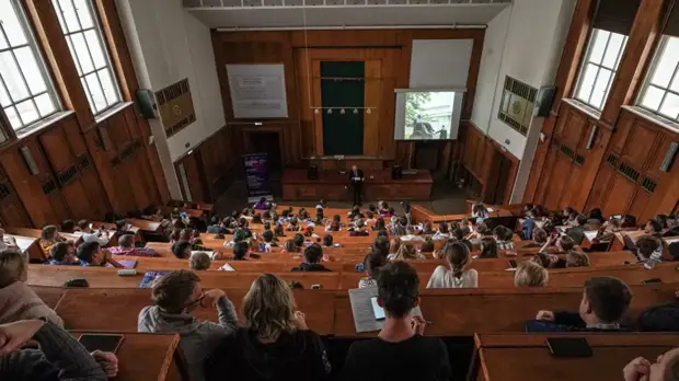 Названо число россиян, желающих отдать детей в вузы