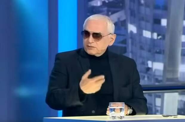 Вы знали, что чаще всего фразу "География это судьба" повторяют артисты "Квартала-95", в одночасье оказавшиеся в начальственных кабинетах - в зеленом, карго и Brioni?-7