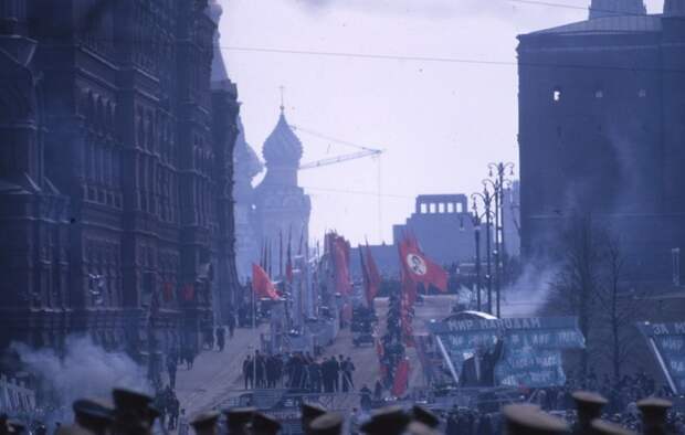 Последний первомайский парад прошёл в 1968 году, а ноябрьский в 1990 году. СССР, военная техника, парад
