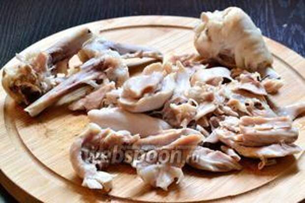 Куриное мясо отделить от костей. Когда вся капуста в бульоне будет готова, добавить всё куриное мясо в щи.