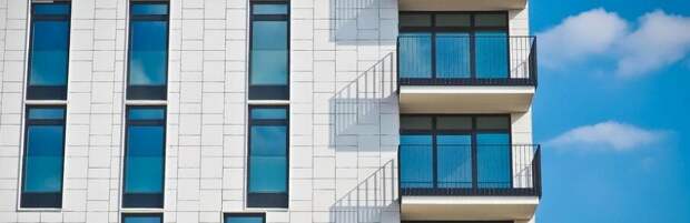 В Караганде ребёнок выпал из окна четвёртого этажа