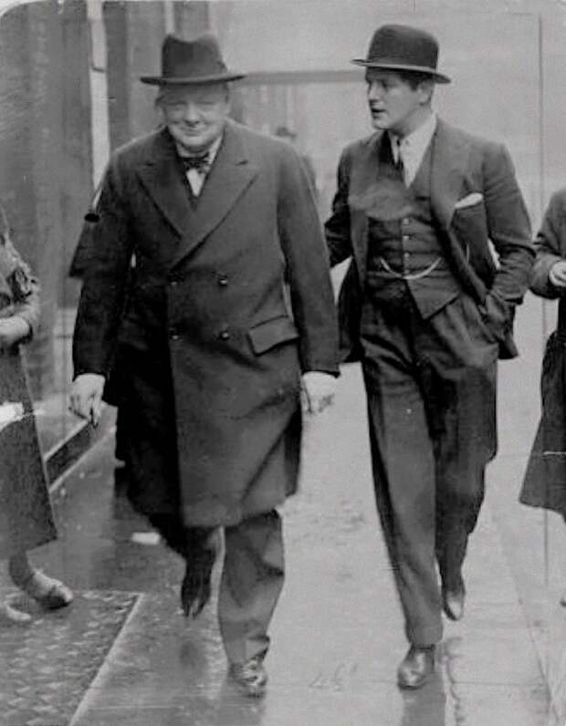 Рэндольф Черчилль вместе с отцом. 