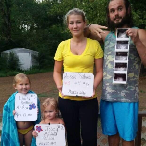 Мужчина сфотографировался с тройней в роддоме и заметил особенность в лицах детей