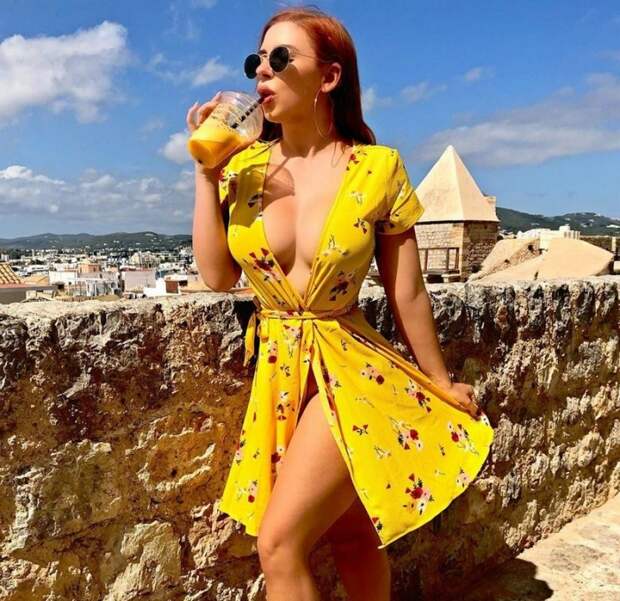 Симпатичные девушки в летних платьях и сарафанах
