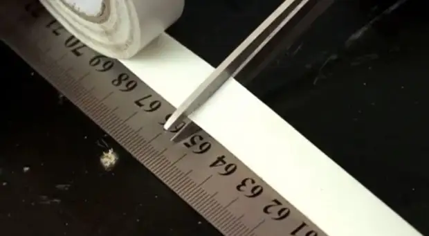 Отмеряем длину изоленты. Отмеряем длину изоленты.