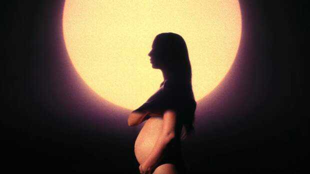 Беременная певица Нюша появилась в ботинках на тракторной подошве