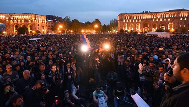 Участники акции протеста сторонников оппозиции на площади Революции в Ереване. 18 апреля 2018