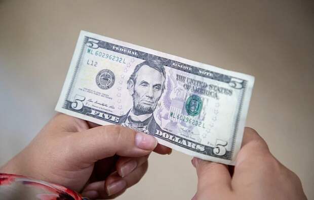 Курс доллара поднялся выше 87 рублей