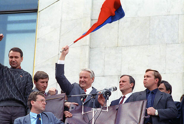 Борис Ельцин. Митинг победителей у здания Дома Советов РФ
