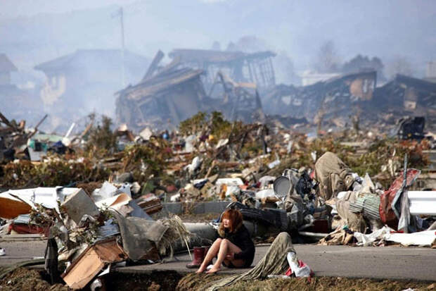 Женщина посреди руин, вызванных землетрясением и цунами в Натори, Северная Япония, в марте 2011 года подборка фото, хорошие фото, эмоции