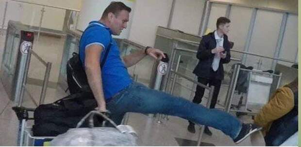 К Алексею пришли посетители