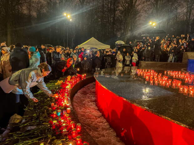 С места памятного мемориала у «Крокуса» начали убирать свечи