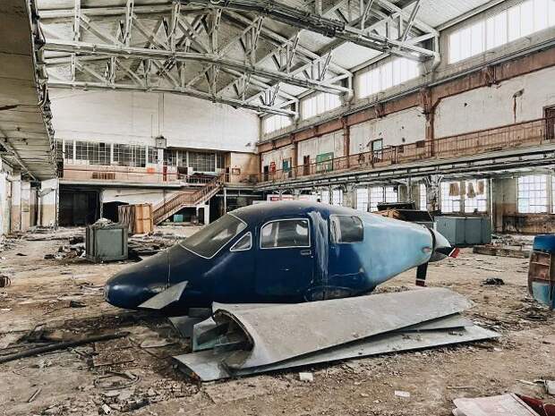 В цеху 1930 года постройки лежит макет легкого самолета. Похоже, что это единственное воздушное судно, оставшееся на территории завода.
