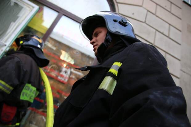 В тушении пришлось задействовать 32 человека личного состава пожарных подразделений/Артур Новосильцев, архив газеты «Юго-Восточный курьер»