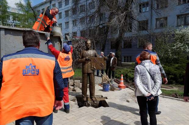 В Донецке установили памятник легендарному фоторепортёру Великой Отечественной войны