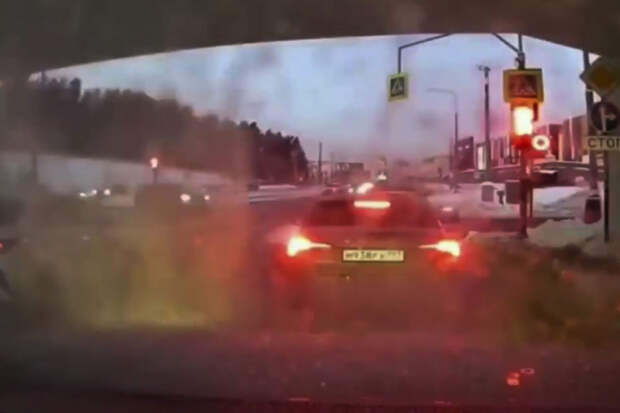 В Москве неизвестные кидали ледяные глыбы с моста на машины и это попало на видео