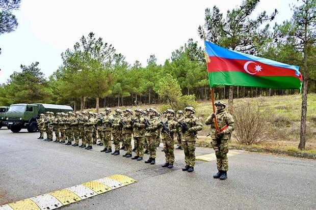 «Азербайджан» стягивает войска к границе с Ираном и эвакуирует дипломатов
