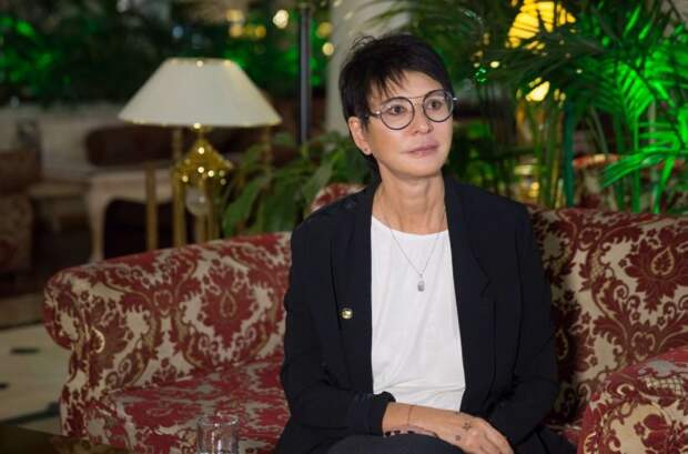 Помолодевшую Ирину Хакамаду заподозрили в пластике груди