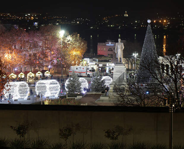 В Севастополе установят почти 500 новых световых элементов и 11 новогодних ёлок