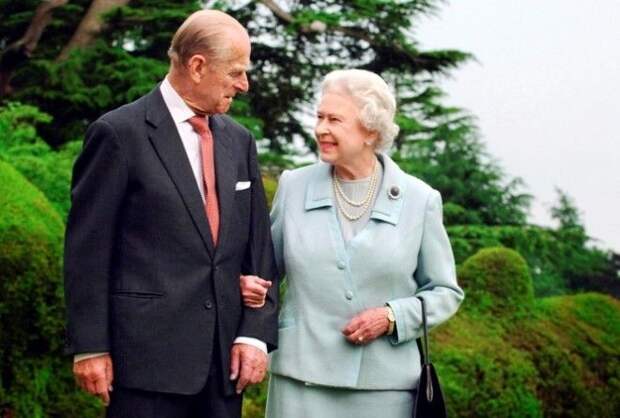 Своей жене, королеве Великобритании, после ее коронации: «Где ты взяла эту шапку?».
