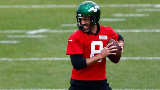 aaron rodgers practicing for the new york jets