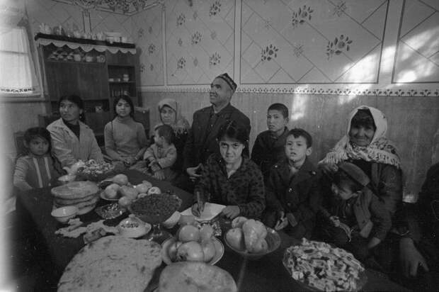 Колхоз имени Ленина. Семейный праздник Виктор Ершов, 1975 год, Узбекская ССР, Самаркандская обл., Нарпайский р-н, колхоз имени Ленина, МАММ/МДФ.
