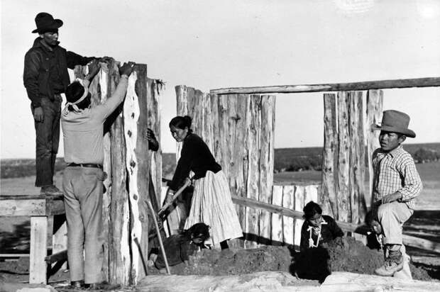 Джим Смит с семьёй строят хоган. Ганадо, Аризона, 1948 индейцы, история, навахо, фотография