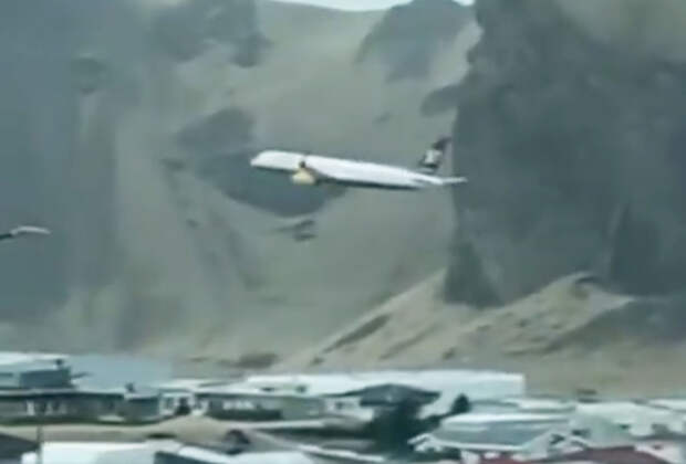 Пассажирский самолет без разрешения пролетел над крышами жилых домов и попал на видео