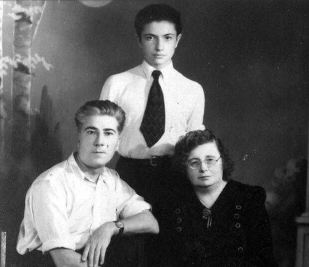 Егор Бероев опубликовал фото деда и бабушки с Юрием Гагариным