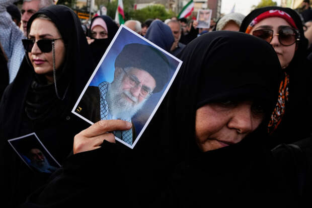 Иран подтвердил смерть аятоллы Али Хаменеи. Чем был известен многолетний правитель Ирана?