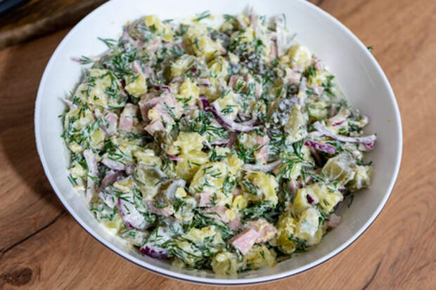 Фото к рецепту: Салат немецкий картофельный с солеными огурцами
