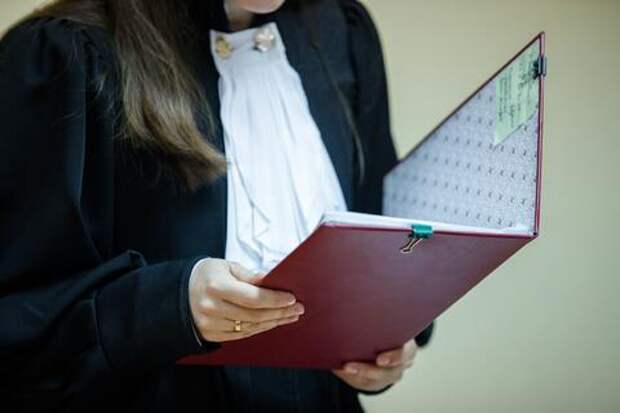 Бил электрошокером и не отпускал в школу: жителя Кубани судят за издевательства над собственными детьми