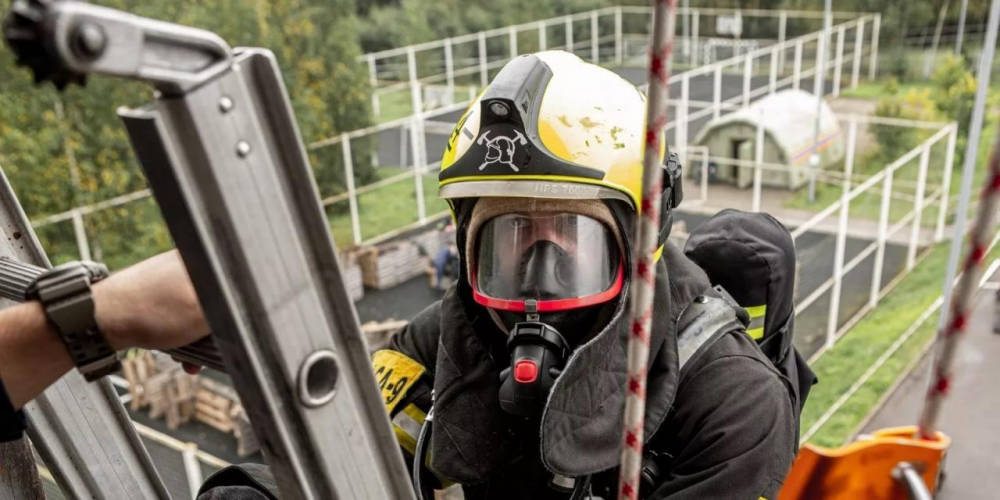 В Пожарно-спасательном центре определили лучших в спасении людей из задымленного помещения