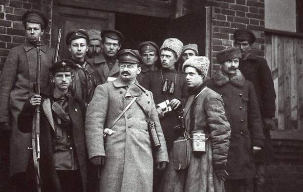 Лев Троцкий со своей охраной, 1919 г.