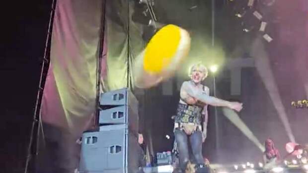Барабанщик Rammstein бросил торт в лицо россиянину на концерте