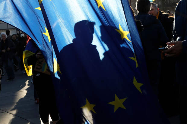 Euractiv: 12 стран ЕС просят принять переговорные рамки для Украины и Молдавии