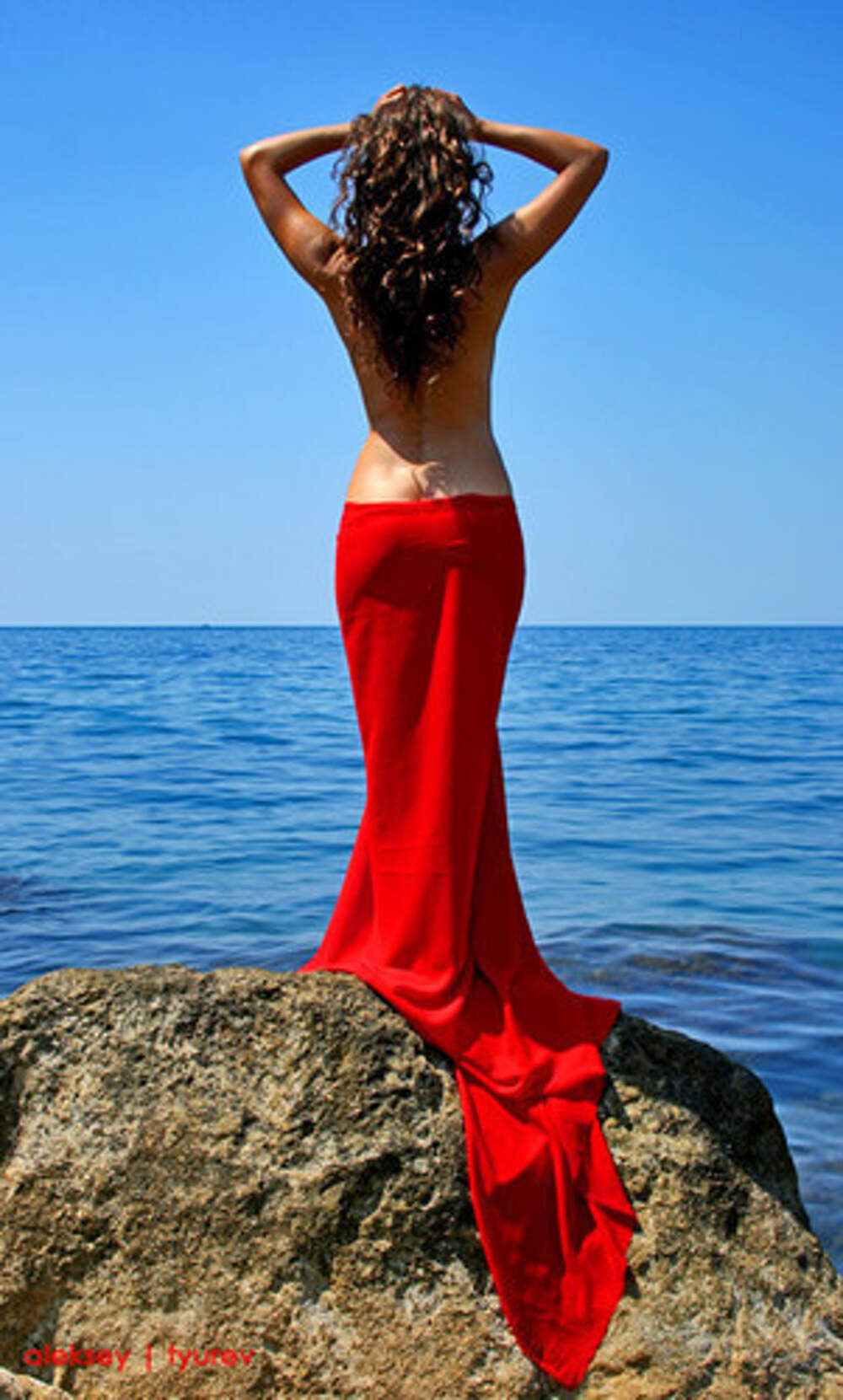 Женщина в Красном платье со спины