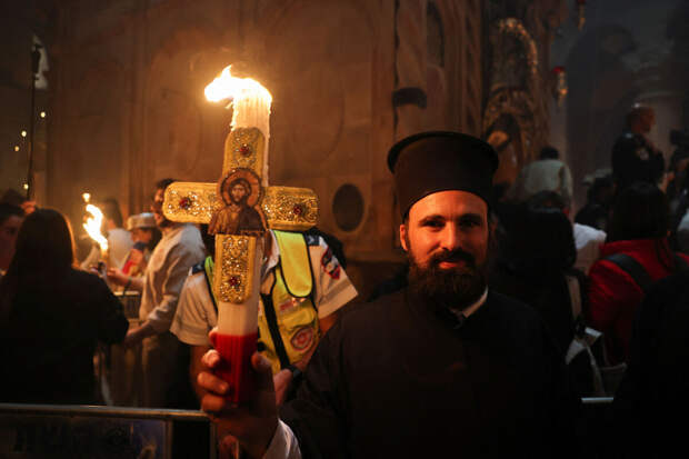 Делегация Фонда Андрея Первозванного с Благодатным огнем вылетела в Москву