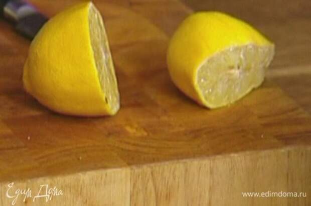 Из лимонов выжать 100 мл сока и процедить его, чтобы избавиться от мякоти.