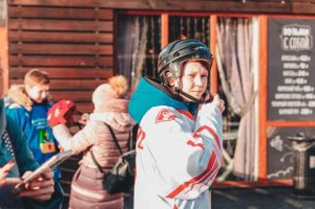 Более тысячи человек посетили соревнования по хоккею в Таганском парке. Фото: пресс-служба Таганского парка 