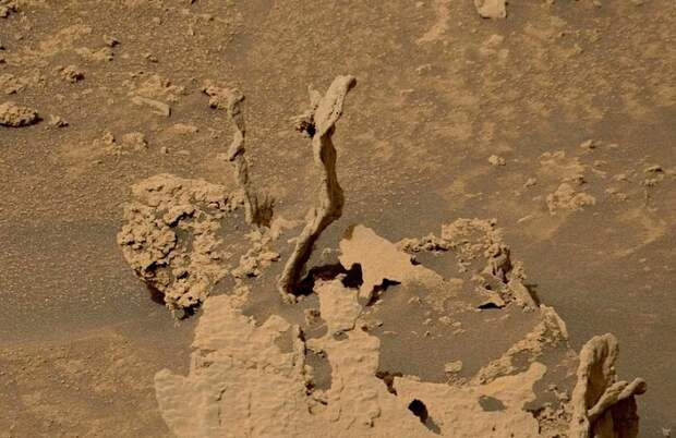 Curiosity обнаружил на Марсе странные извилистые «башни»