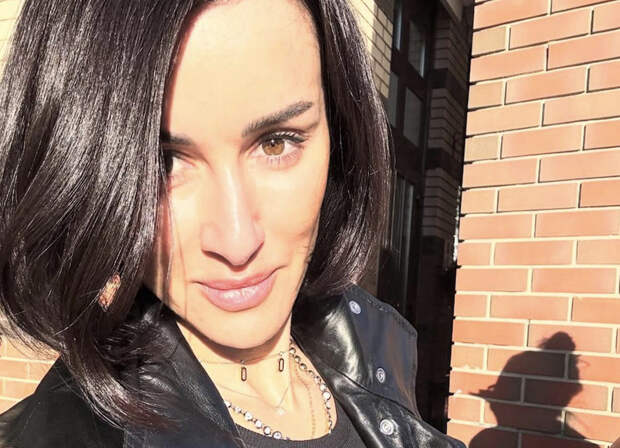 Красный корсет и глубокое декольте: дочь Канделаки произвела фурор в Сети