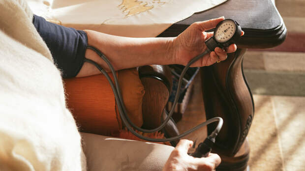 Почему утром поднимается давление: причины и методы контроля