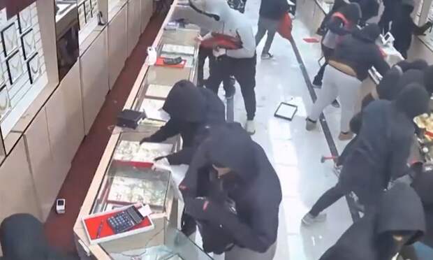 Банда грабителей с молотками вынесла за минуту ювелирку на $2 млн в США