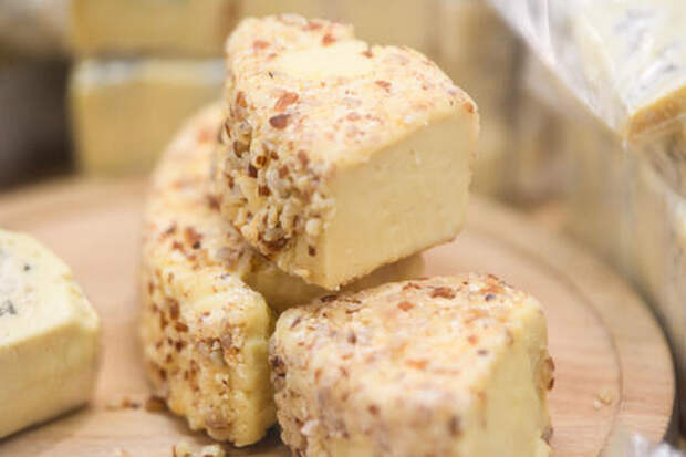 В курортном городе Краснодарского края свободно торгуют санкционными продуктами. Сыры и колбасы сожгут